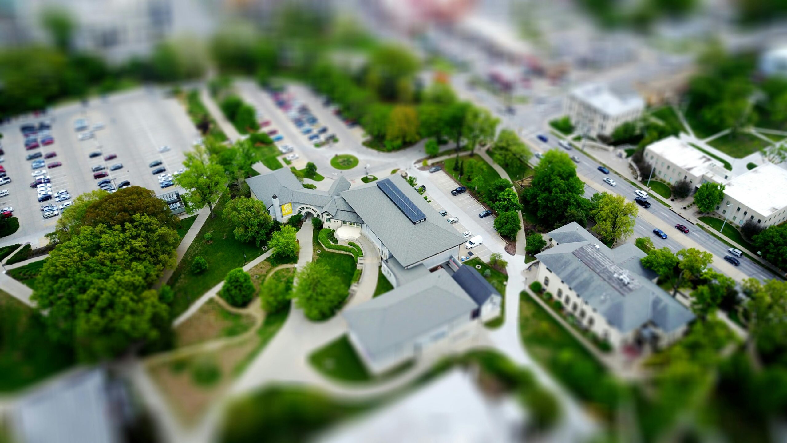 Photo de David McBee: https://www.pexels.com/fr-fr/photo/photographie-d-inclinaison-des-maisons-396303/