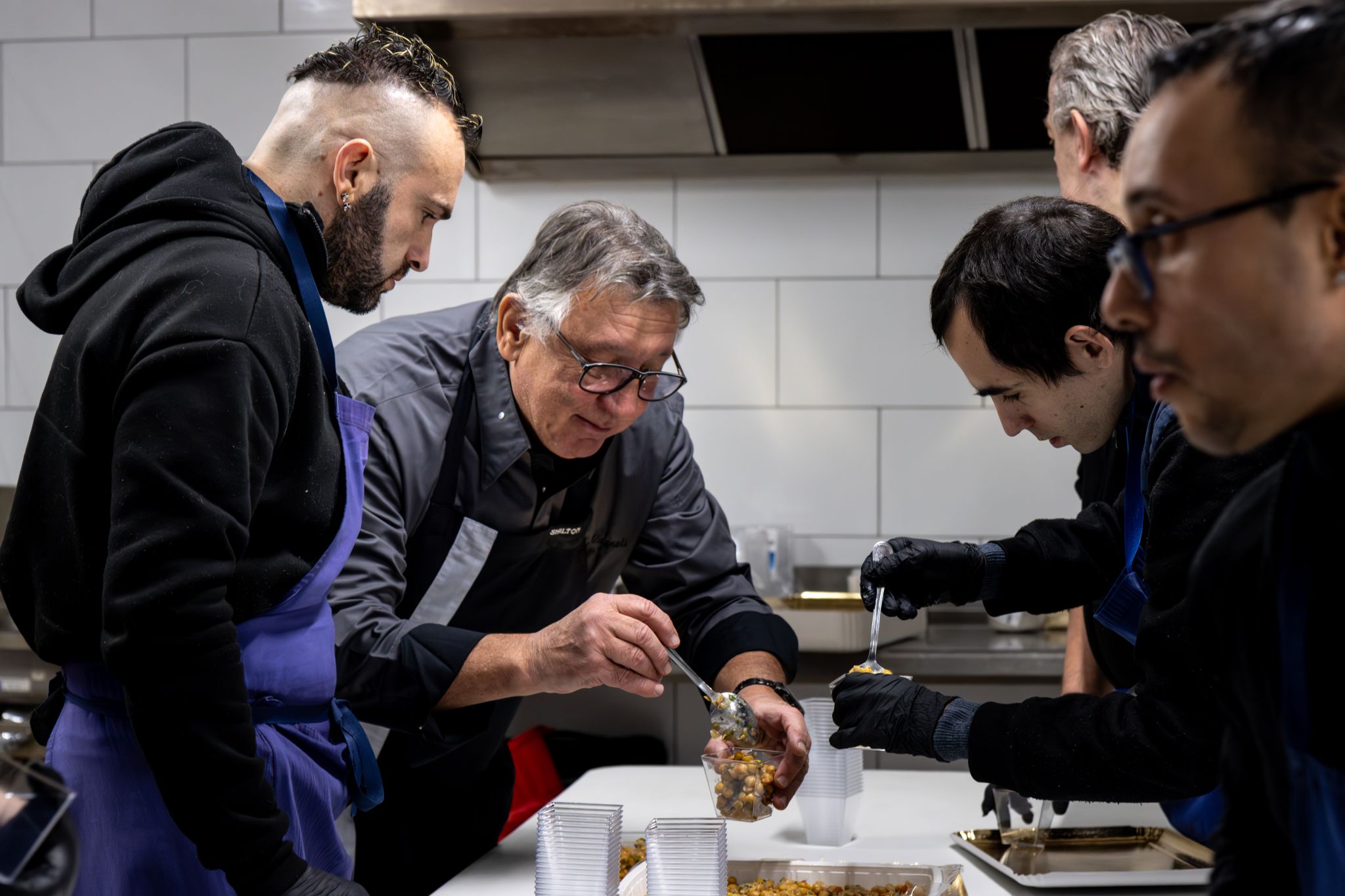 travailleurs de l'esat et le chef en train de cuisiner