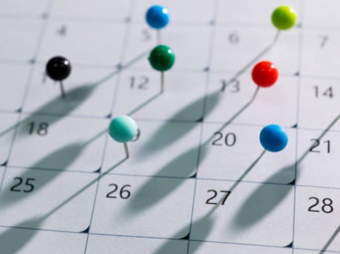 calendrier avec petite épingles de couleur style agenda avec dates importantes