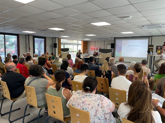 toutes les personnes assise a la présentation de l'AG de l'Apeai Ouest Hérault au ateliers via europa à vendres