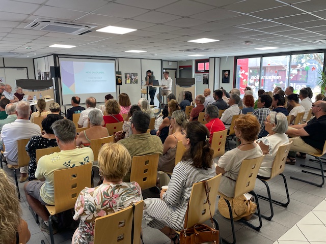 toutes les personnes assise a la présentation de l'AG de l'Apeai Ouest Hérault au ateliers via europa à vendres