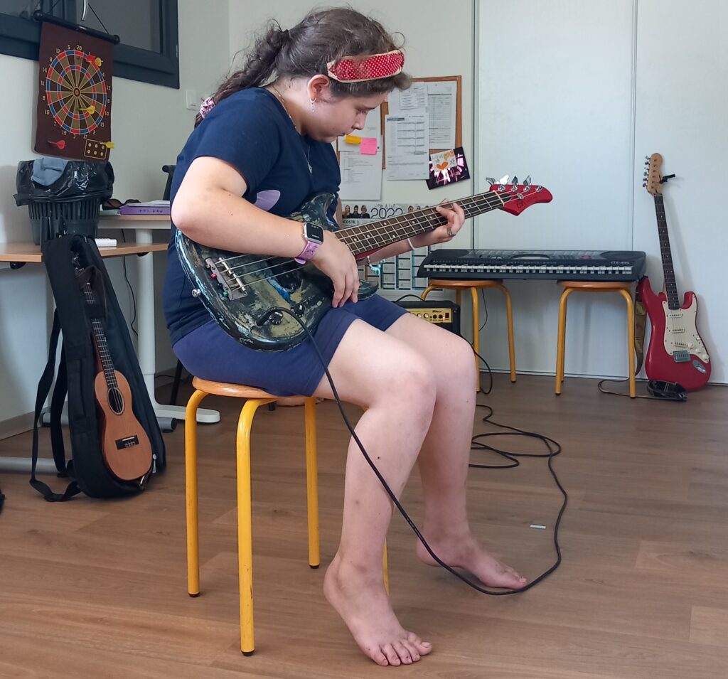 une jeune fille de l'apeai accueilli au SESSAD les Capitelles en train de jouer de la musique