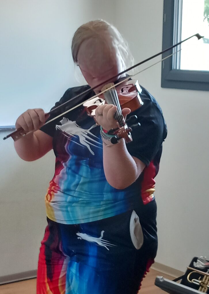 un jeune de l'apeai accueilli au SESSAD les Capitelles en train de jouer de la musique