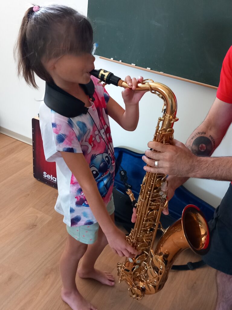 une jeune fille de l'apeai accueilli au SESSAD les Capitelles en train de jouer de la musique