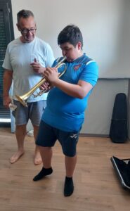 un jeune garçon de l'apeai accueilli au SESSAD les Capitelles en train de jouer de la musique