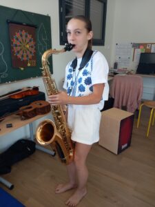 une jeune fille de l'apeai accueilli au SESSAD les Capitelles en train de jouer de la musique